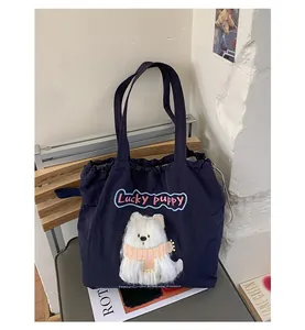 Detail der dunkelblauen Canvas-Tasche mit 3D-Plüschwelpen und Lucky Puppy Stickerei