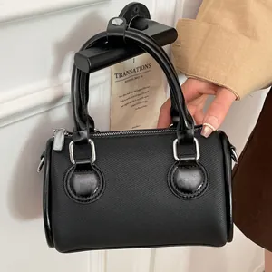 Bolso Boston negro elegante en tela texturizada con detalles metálicos plateados
