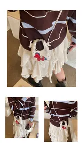 Dettaglio mini borsa a tracolla crema con pois blu e una toppa a cavallo rosso ricamata