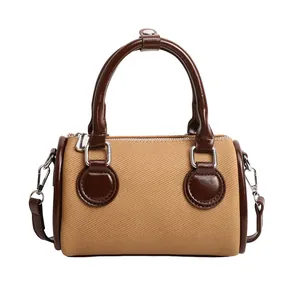 Bolso Boston chic de lona caqui y cuero marrón con asas superiores y correa