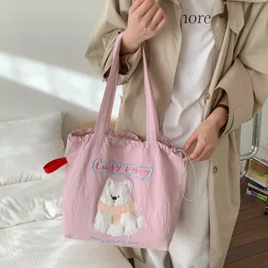 Rosafarbene Nylon-Tasche mit Kordelzug, süßer Welpen-Stickerei und lässigem Schultergurt
