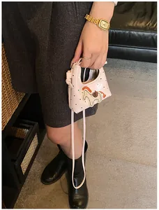 Mini borsa rosa con stampa a cuori e applicazione a forma di cavallo a tracolla
