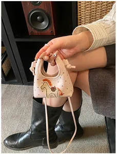 Dettaglio mini borsa in PU rosa con stampa a cuori e toppa con pony carino