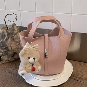 Dames Litchi Patroon PU Emmertas Met Metalen Slot En Pluche Beer Hanger Trendy Forenzen Handtas Enkele Schouder Crossbody Tas