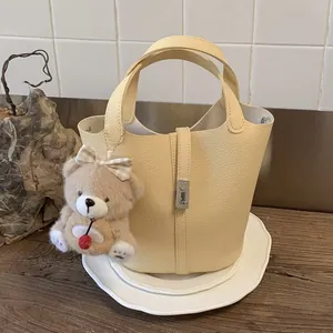 Gele emmer tas met litchi patroon, zilveren slot en pluche beer sleutelhanger