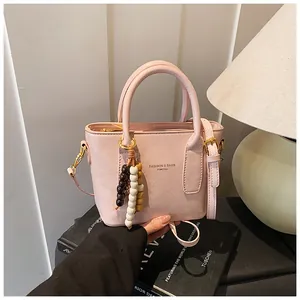 Rosa PU-Leder Beuteltasche mit Holzperlen-Quaste und modischem Textdetail