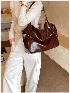 Detailansicht der großen Schokoladen-Ölwachsleder-Tote-Tasche mit Textur und langem Schultergurt
