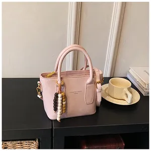 Rosa PU-Leder Tragetasche mit Holzperlenanhänger und verstellbarem Schultergurt