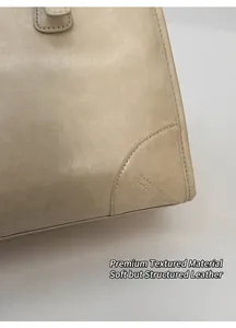 Κοντινό πλάνο με ανθεκτικές ραφές και υφή δέρματος σε μπεζ γυναικεία τσάντα ώμου