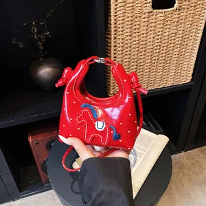 Mini borsa rossa in vernice a pois bianchi con ricamo pony e tracolla regolabile
