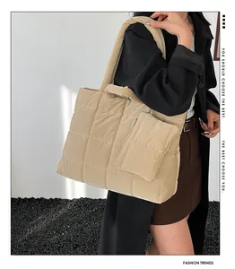 Détail du sac cabas matelassé avec texture quadrillée et pochette amovible