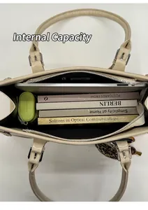 Εσωτερική όψη μεγάλης τσάντας tote που χωράει laptop, βιβλία και μια ομπρέλα