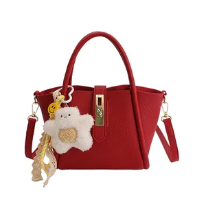 Rote Eimertasche mit Lychee-Muster, Stern-Anhänger und abnehmbarem Schultergurt