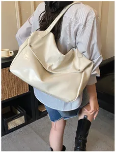 Detailansicht der cremefarbenen PU-Leder Tote-Bag mit verstellbarem Schultergurt