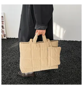 Détail du sac cabas matelassé beige abricot avec sa petite pochette zippée assortie