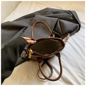 Draufsicht der braunen Bucket Bag aus Kunstleder mit Innenfutter und goldnem Reißverschluss
