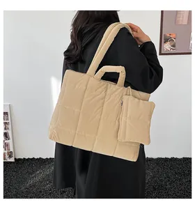 Sac fourre-tout matelassé avec pochette assortie et larges bretelles confortables