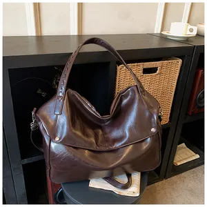 Detailansicht der großen dunkelbraunen Totebag aus Öl-Wachs-Leder mit silbernen Nieten