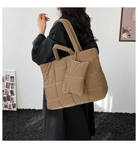 Détail du cabas matelassé avec pochette assortie en nylon kaki de style doudoune