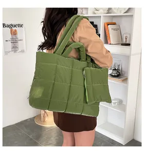 Détail d'un grand sac cabas matelassé vert olive avec une petite pochette zippée assortie