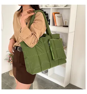 Vue détaillée du sac fourre-tout matelassé vert herbe avec une petite pochette zippée assortie