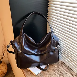 Braune Shopper-Tasche aus Ölwachs-Kunstleder mit Flechtnaht und Silbernieten