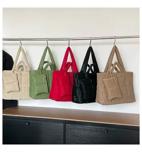 Détail de cinq sacs fourre-tout rembourrés colorés avec de petites pochettes assorties