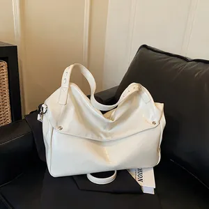 Schicke cremefarbene Oversize-Kuriertasche aus glänzendem Kunstleder für den Alltag