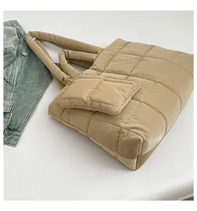 Vue détaillée du sac cabas matelassé kaki avec sa petite pochette zippée assortie