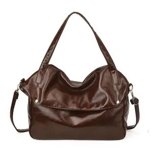 Dunkelbraune glänzende Lederhandtasche mit silbernen Nieten und verstellbaren Trägern