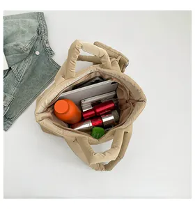 Vue de dessus de l'intérieur spacieux du sac cabas beige avec tablette et accessoires