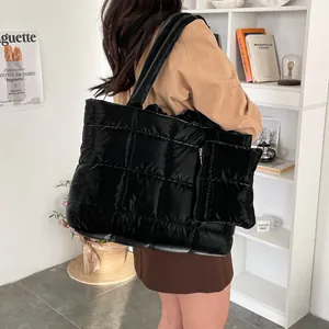 Grand sac cabas matelassé noir en duvet pour femme avec bandoulière large