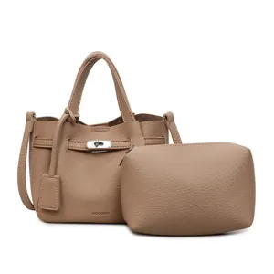 Sac seau en cuir grainé beige foncé avec fermoir rotatif et logo de marque Hocomu