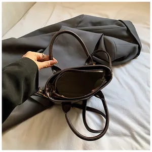 Draufsicht auf die braune Handtasche mit grauem Futter und innerem Reißverschlussfach