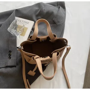 Vue de dessus du sac seau marron clair avec grande capacité et détail de cordon serrage