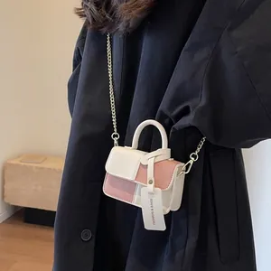 Mini-Umhängetasche in Creme und Rosa mit Metallkette und praktischem Rundgriff