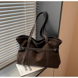 Dunkelbraune matte Leder-Tote mit weißen Kontrastnähten und silbernen Metallschnallen-Details