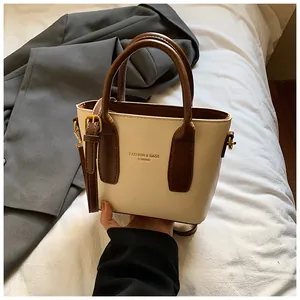 Detailaufnahme der Vintage-Beuteltasche mit Kontrastnähten und goldenen Logo-Beschlägen