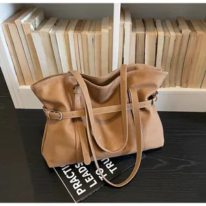 Details der verstellbaren Metallschnalle und Lederriemen an der braunen Retro-Tasche