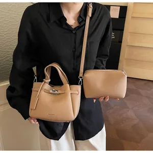 Détail de l'ensemble sac seau kaki avec texture cuir et lettrage de marque
