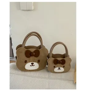 Detailansicht zweier brauner Bären-Taschen mit 3D-Schleife und Patchwork-Gesicht