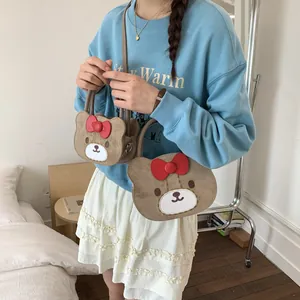 Süßes braunes Teddybär Taschenset mit roter Schleife in gemütlicher Schlafzimmer-Szene