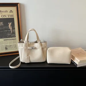 Ensemble sac seau en cuir grainé beige avec bandoulière et verrouillage en métal