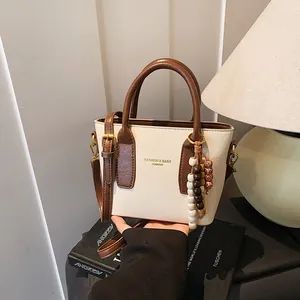 Damen Retro PU Leder Eimertasche Minimalistische Handtasche Umhängetasche Mit Holzperlen Anhänger Mode Tägliche Tragetasche