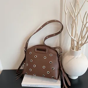 Borsa a tracolla in pelle marrone con grana litchi, borchie argentate e dettagli frange