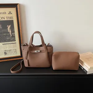 Ensemble sac seau en cuir litchi marron avec poignées et bandoulière réglable