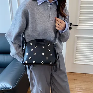 Borsa a tracolla in pelle martellata nera con occhielli argentati e nappe laterali