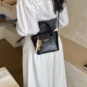 Minimalistische schwarze PU-Leder Umhängetasche mit Perlenanhänger für die Mode