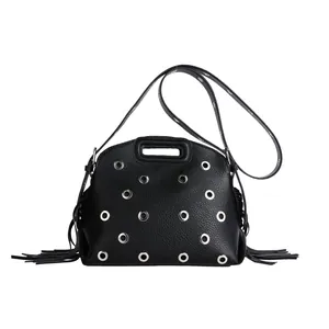 Borsa a spalla in pelle martellata nera con borchie argentate e nappe laterali