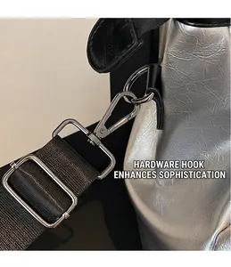 Détail du tissu plissé argenté avec crochet en métal et bandoulière en textile noir